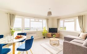 Wow! Seaview Beach Apartment Sleeps 6-Free Parking